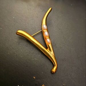 Vintage Vanderbilt Goldtone V with 3 Pearl's ~ Brooch